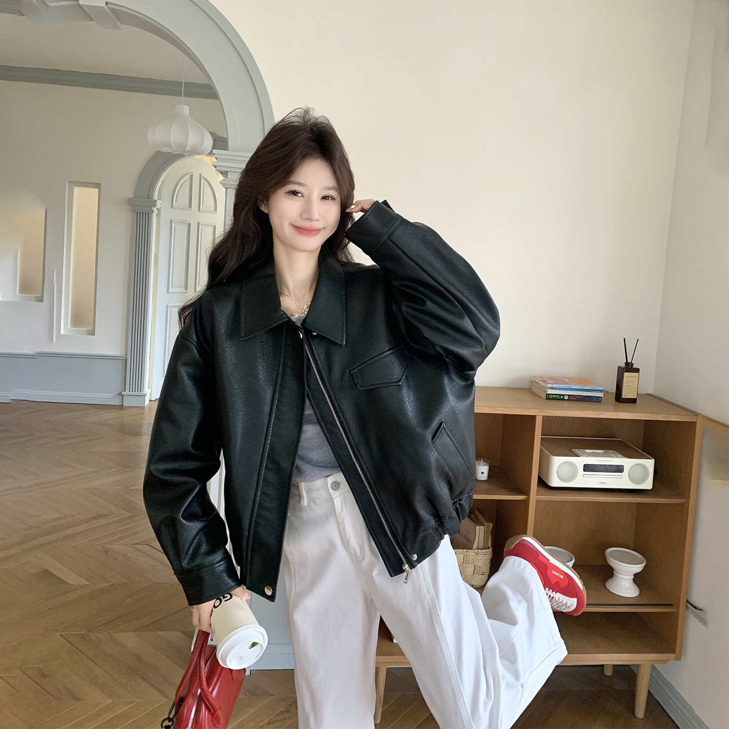 港风气质复古黑色翻领皮衣外套女