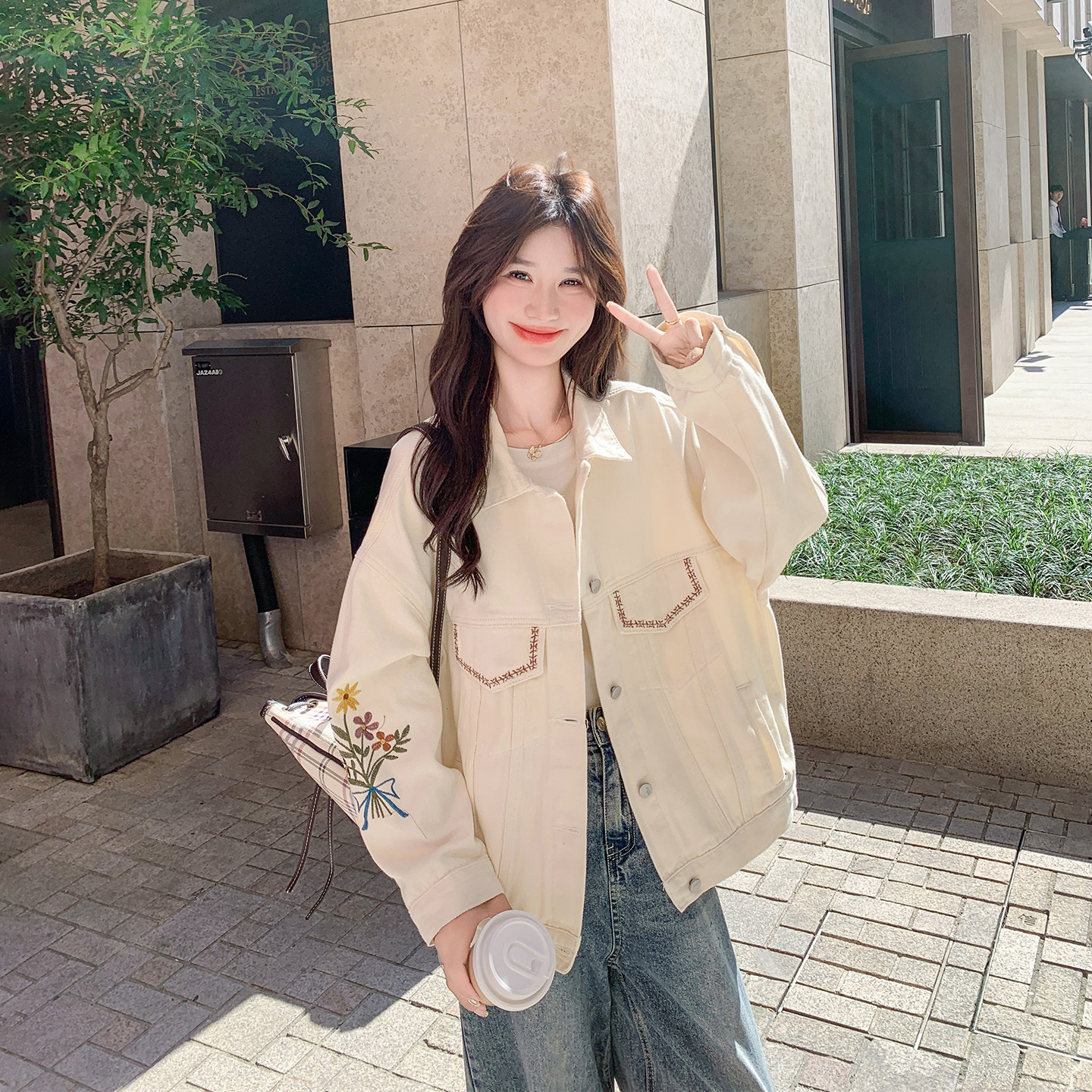 复古米白色刺绣水洗牛仔外套女春季2026新款减龄爆款超火夹克上衣