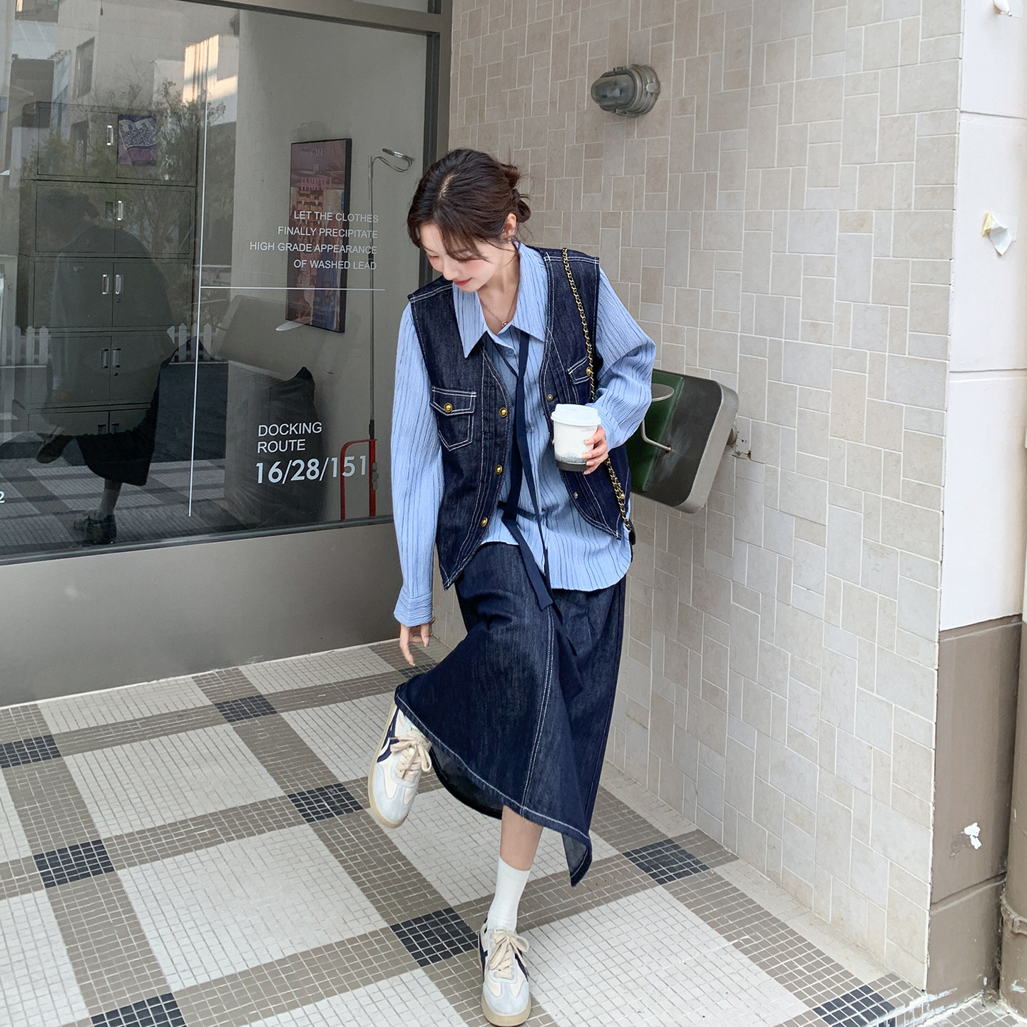 超火穿搭一整套气质套装女春季2026新款牛仔马甲衬衫半身裙三件套