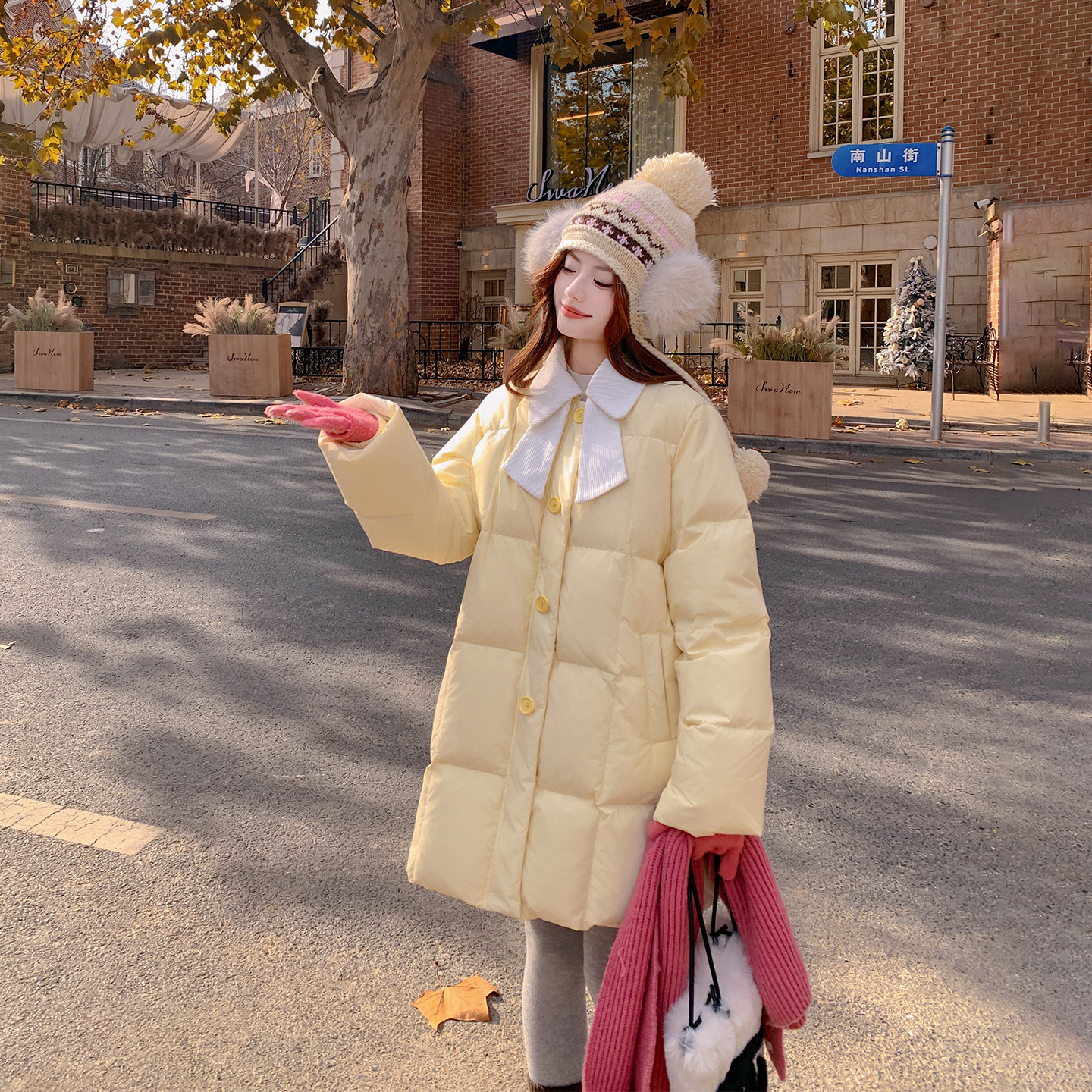 奶黄色针织领中长款羽绒服女冬季