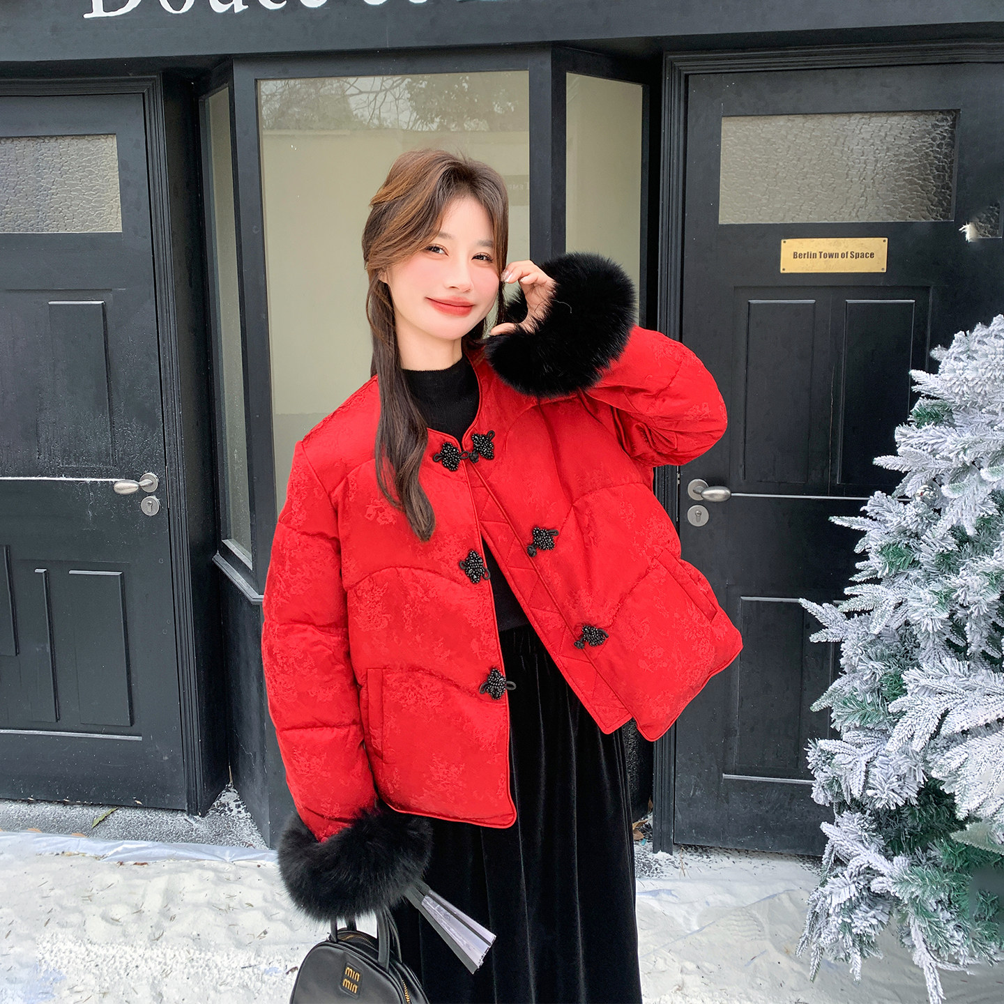 新中式国风蝴蝶结红色短款羽绒服女冬季2025新款独特漂亮提花外套
