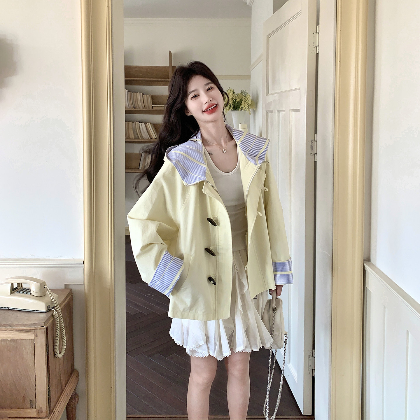 浅黄色牛角扣条纹拼接风衣外套女