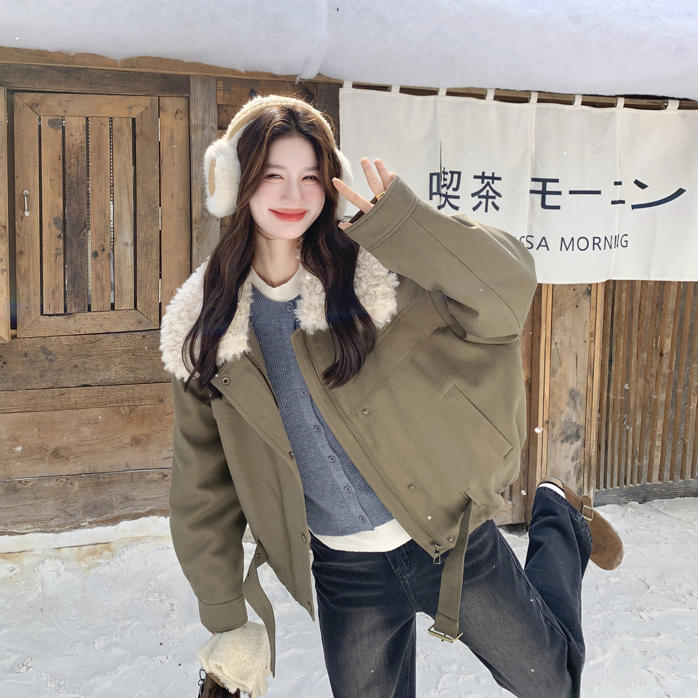 设计款甜酷风羊羔毛拼接羽绒服女