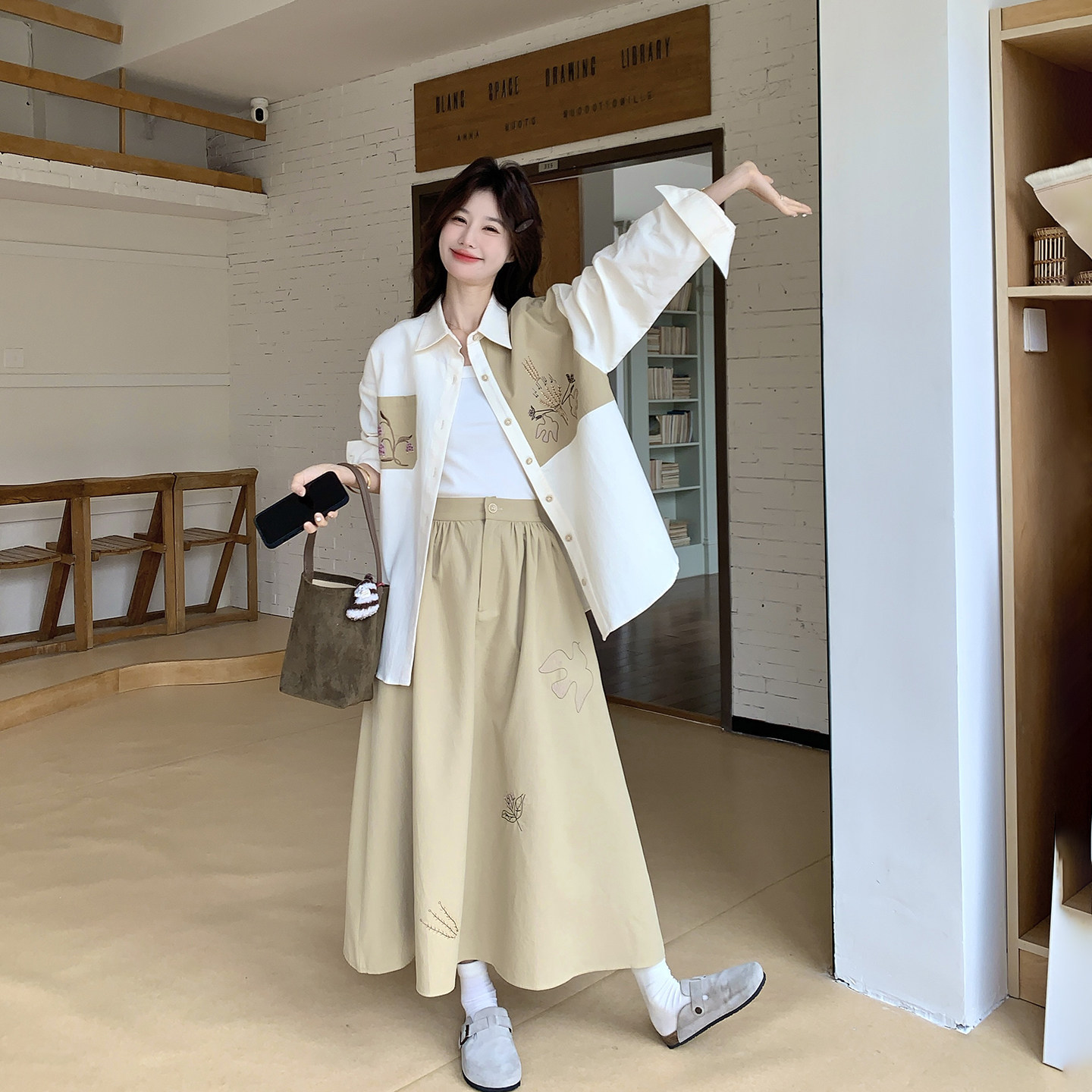 超火穿搭一整套撞色拼接刺绣衬衫套装女春季2026新款半身裙两件套