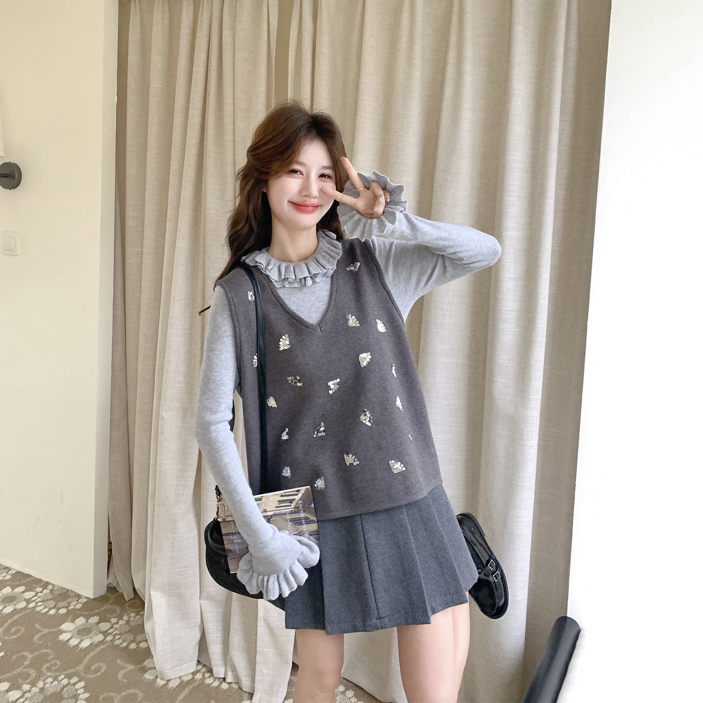 学院风气质甜美灰色针织马甲套装女春季2026新款花边打底衫两件套