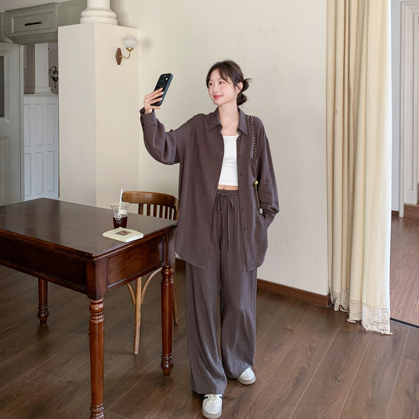 复古超火咖色衬衫阔腿裤套装女春季2026新款吊带爆款轻熟风三件套