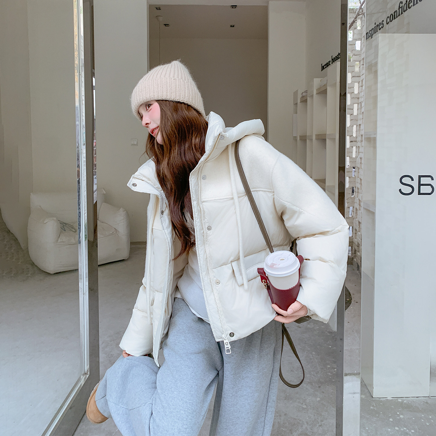 米白色连帽羊绒拼接90羽绒服女冬