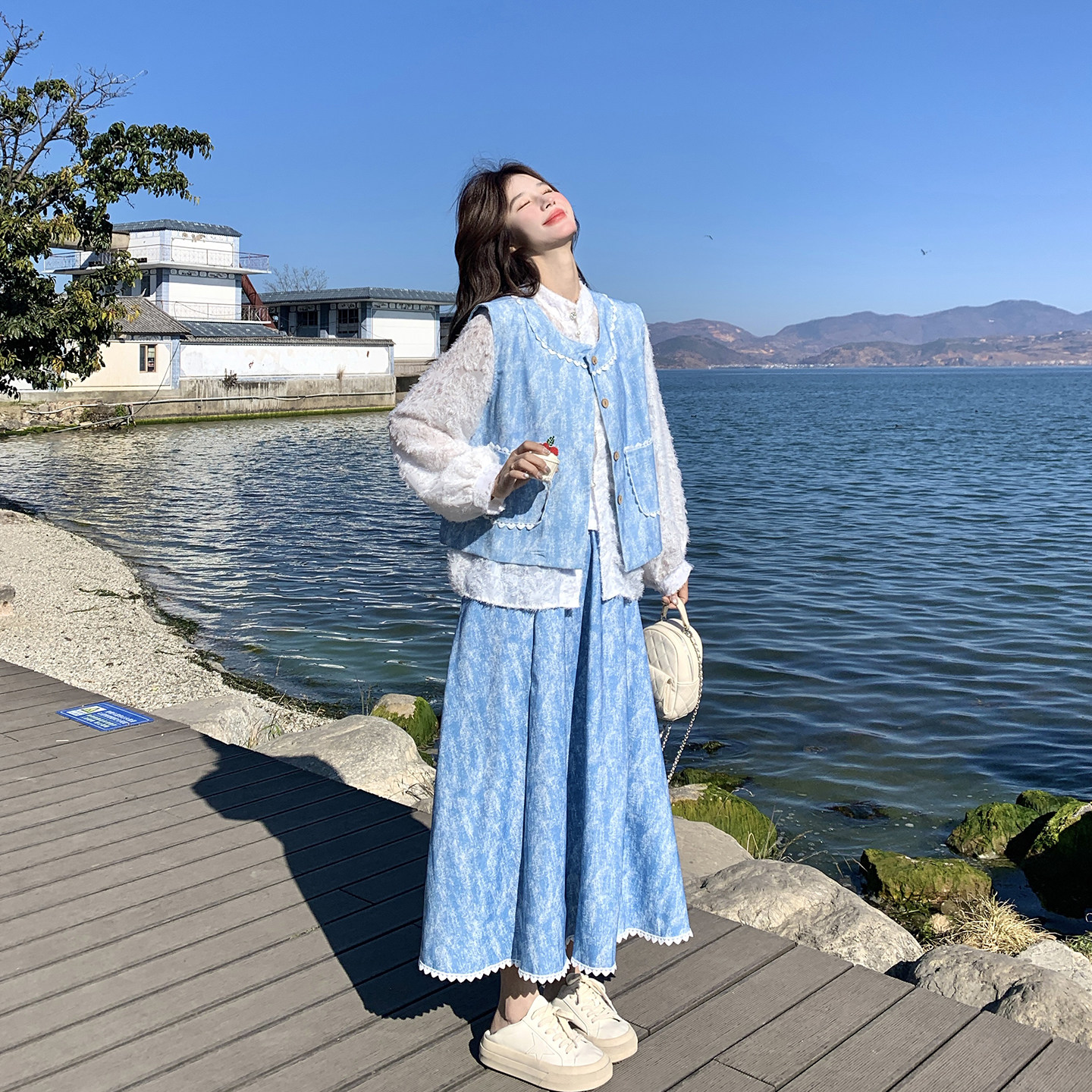 蓝色晕染花边马甲流苏衬衫套装裙