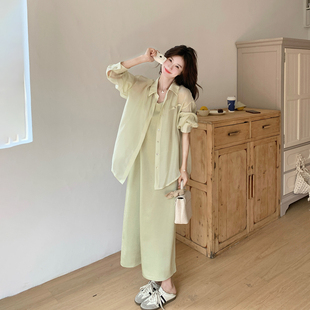 浅绿色防晒衬衫吊带连衣裙套装女春季2026新款减龄温柔风气质长裙