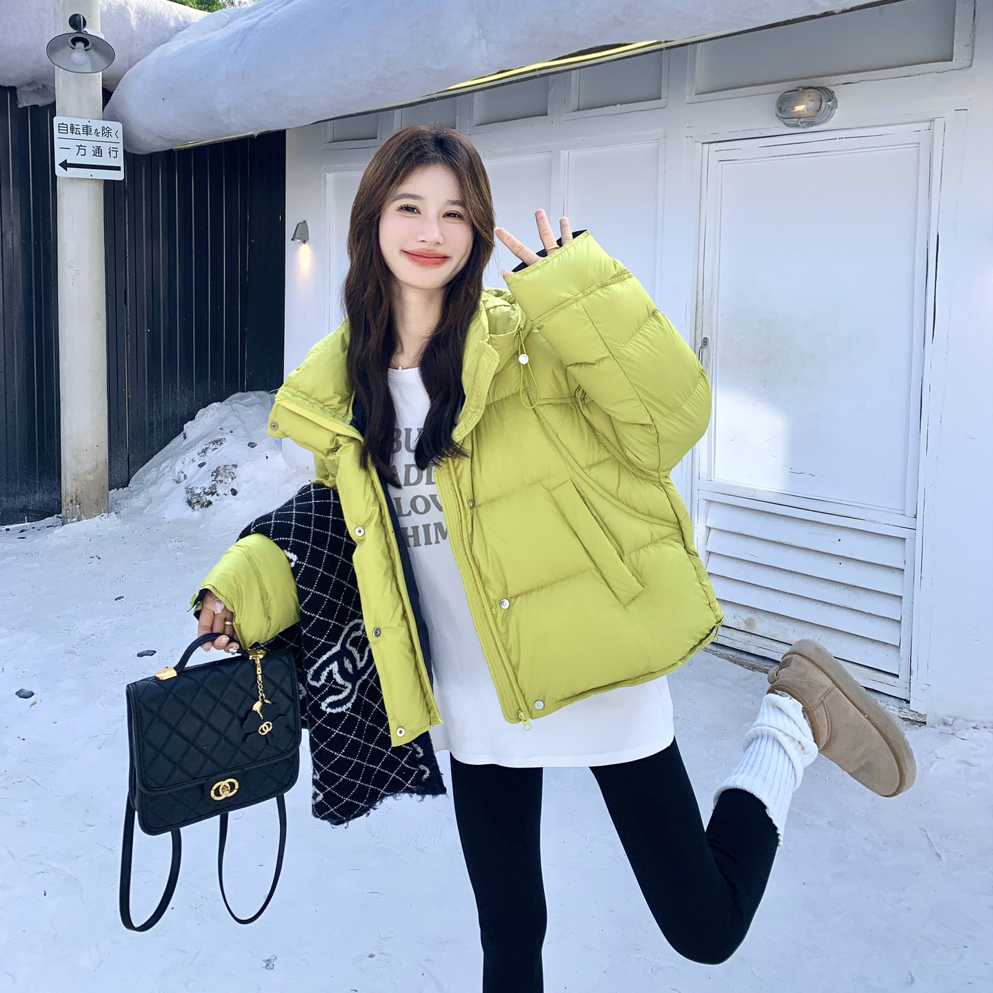 黄绿色时尚短款连帽高级感羽绒服