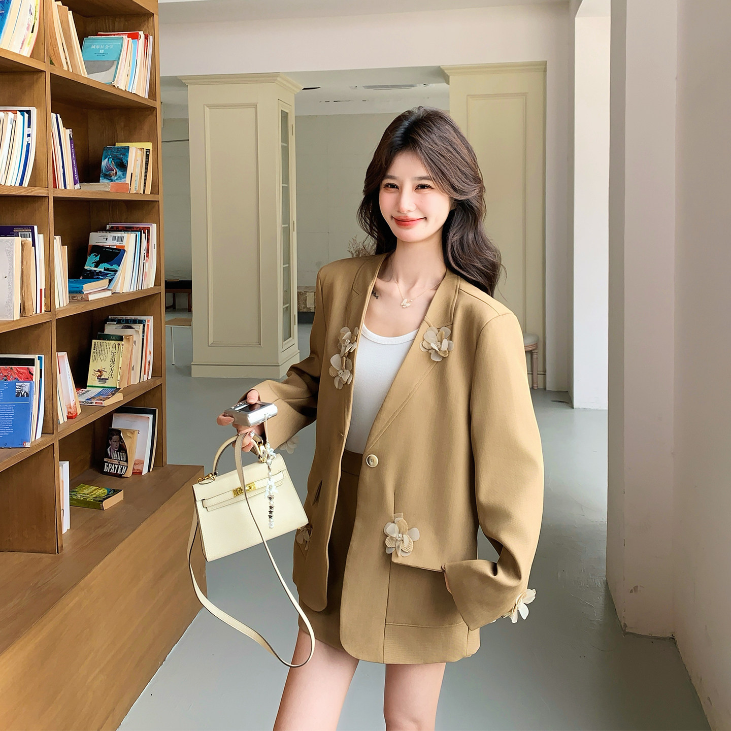 立体花朵咖色西装半身裙套装女春季2026新款小个子宽松穿搭两件套