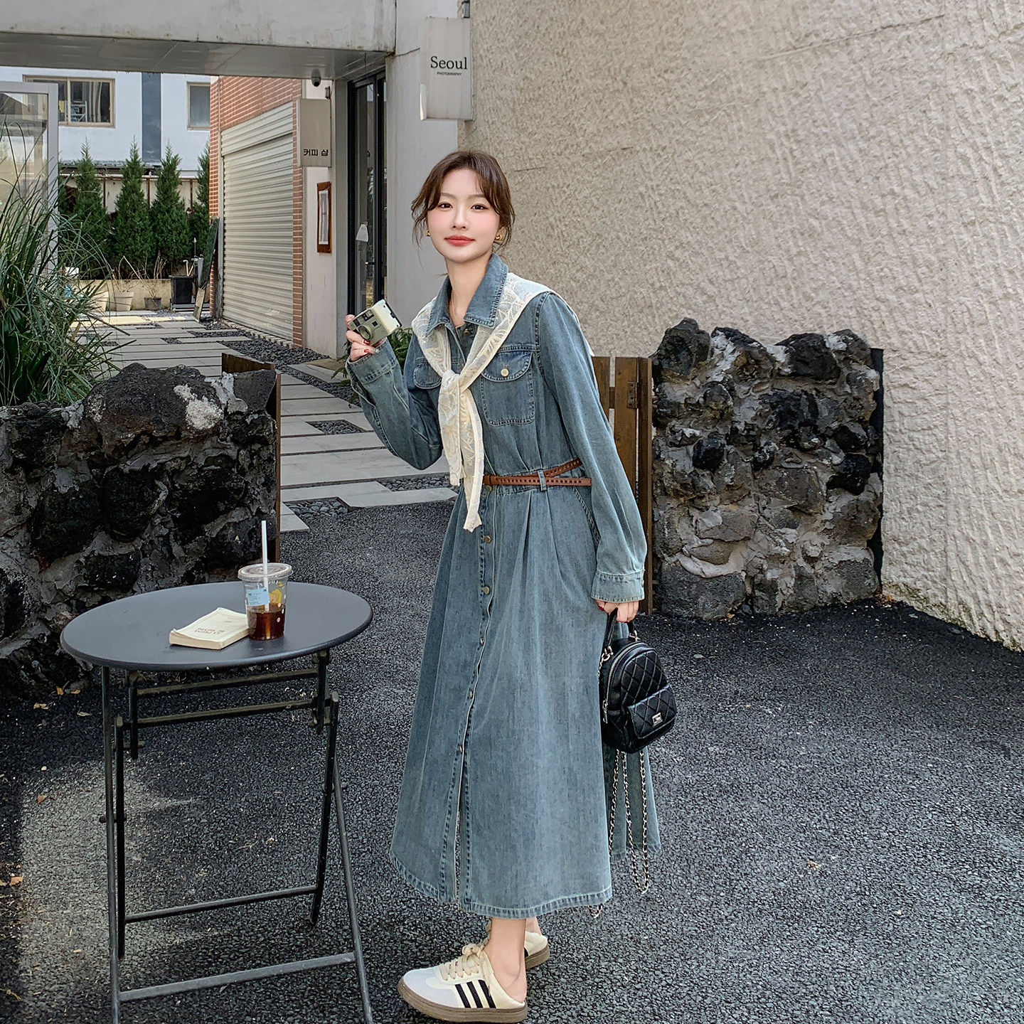 巨好看蕾丝拼接蓝色牛仔衬衫连衣裙女春季2026新款收腰设计感长裙