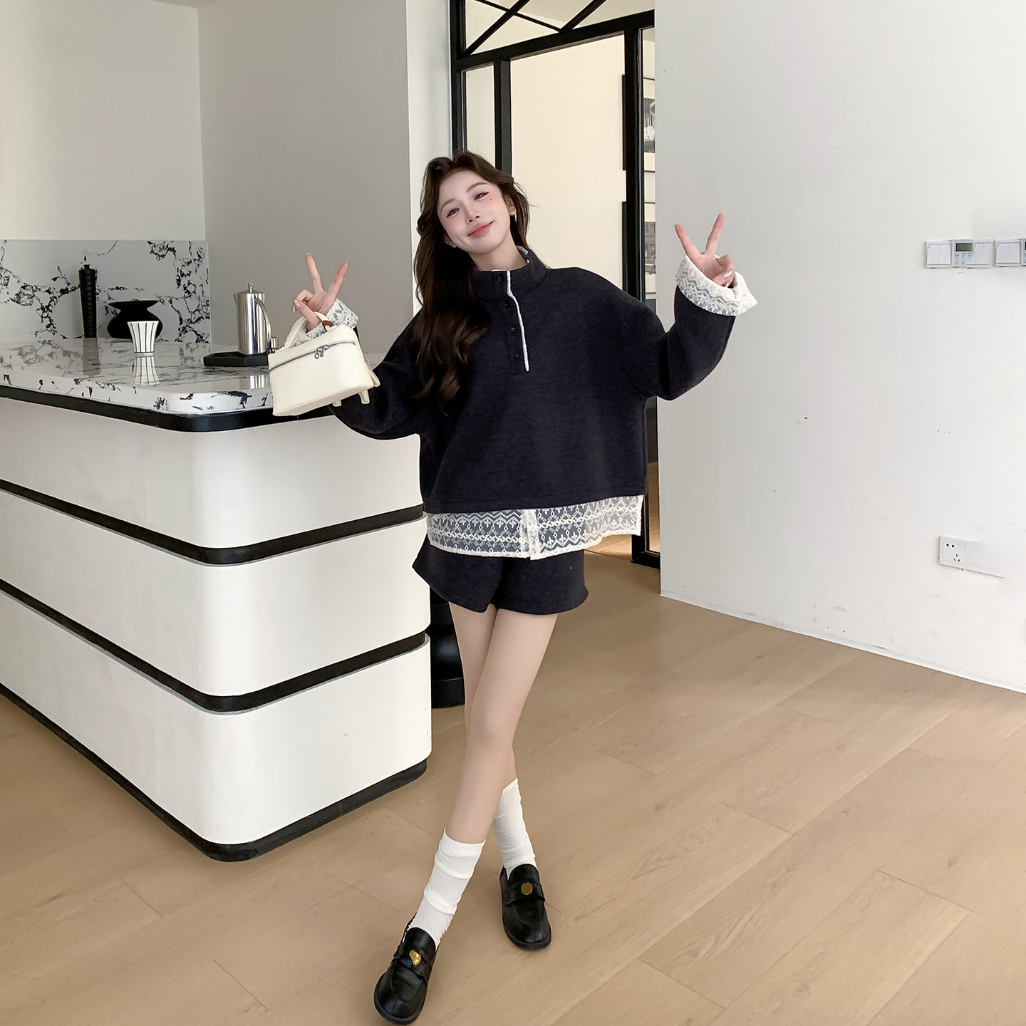 巨好看百搭洋气小个子套装女春季2026新款蕾丝拼接卫衣短裤两件套