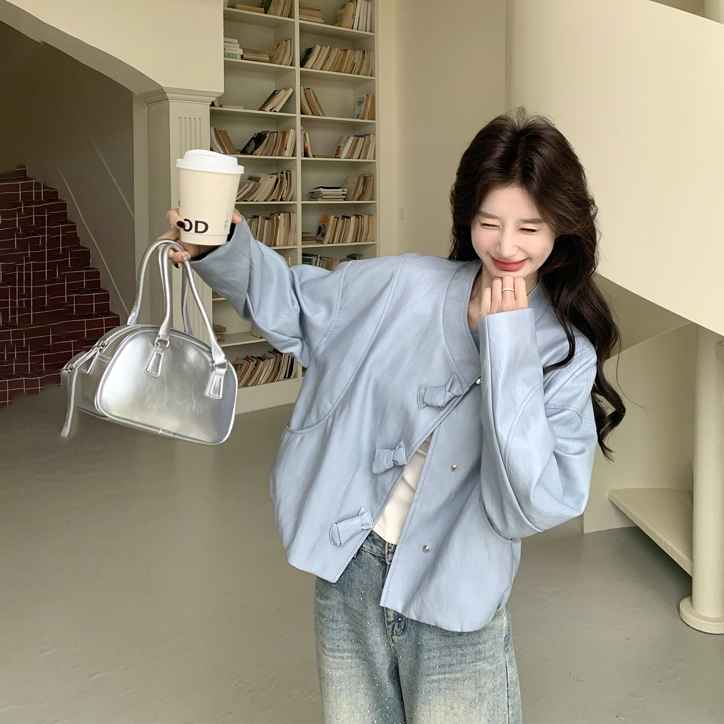 设计感蝴蝶结立领蓝色皮衣外套女