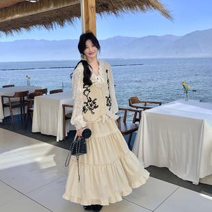 俏皮活泼绣花马甲套装女春季2026新款巨好看蕾丝衬衫半身裙三件套
