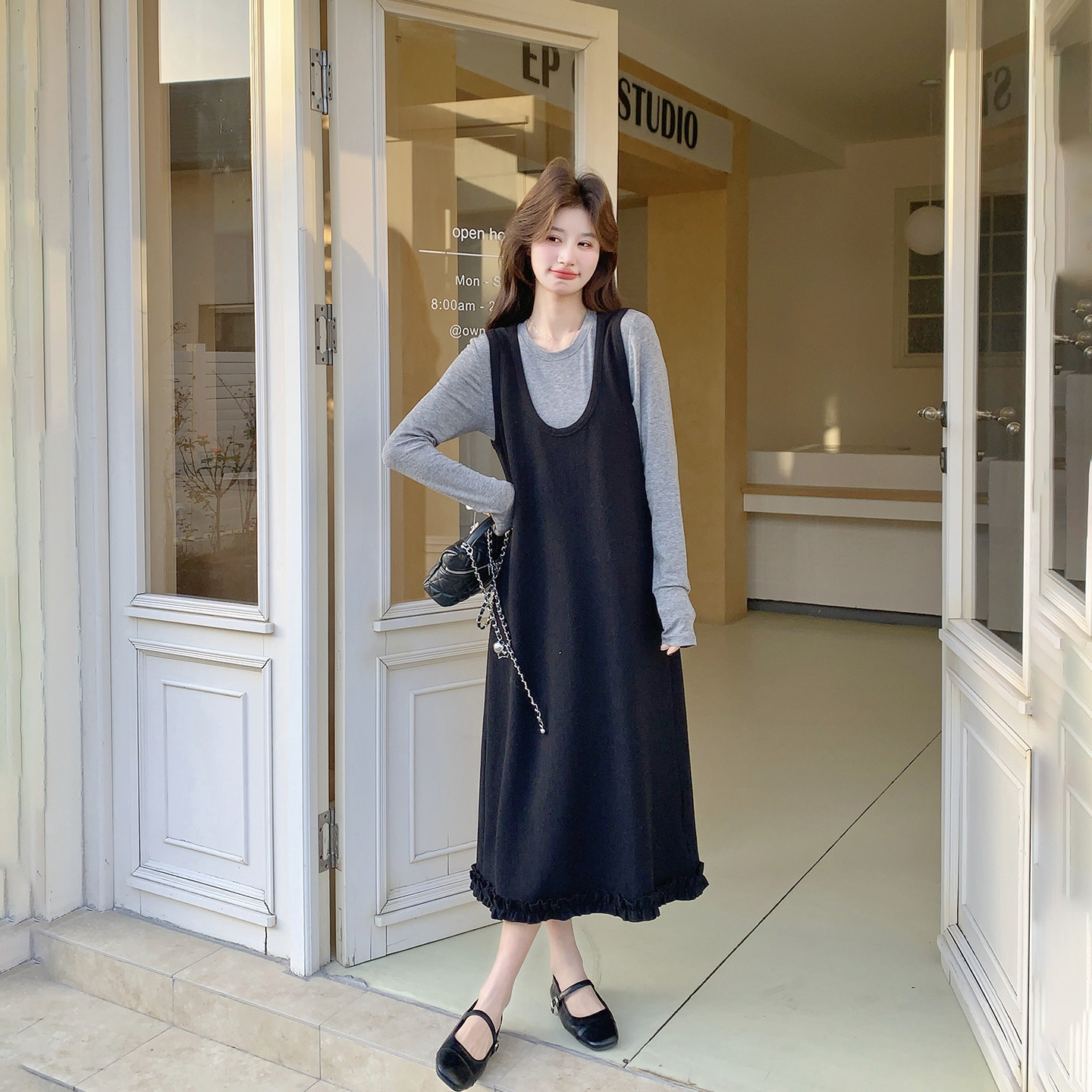 巨好看减龄黑色木耳边背心连衣裙套装女春季2026新款打底衫两件套