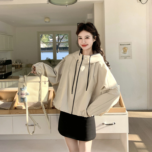 休闲减龄超火米白色连帽冲锋衣外套女春季2026新款拼接小个子夹克