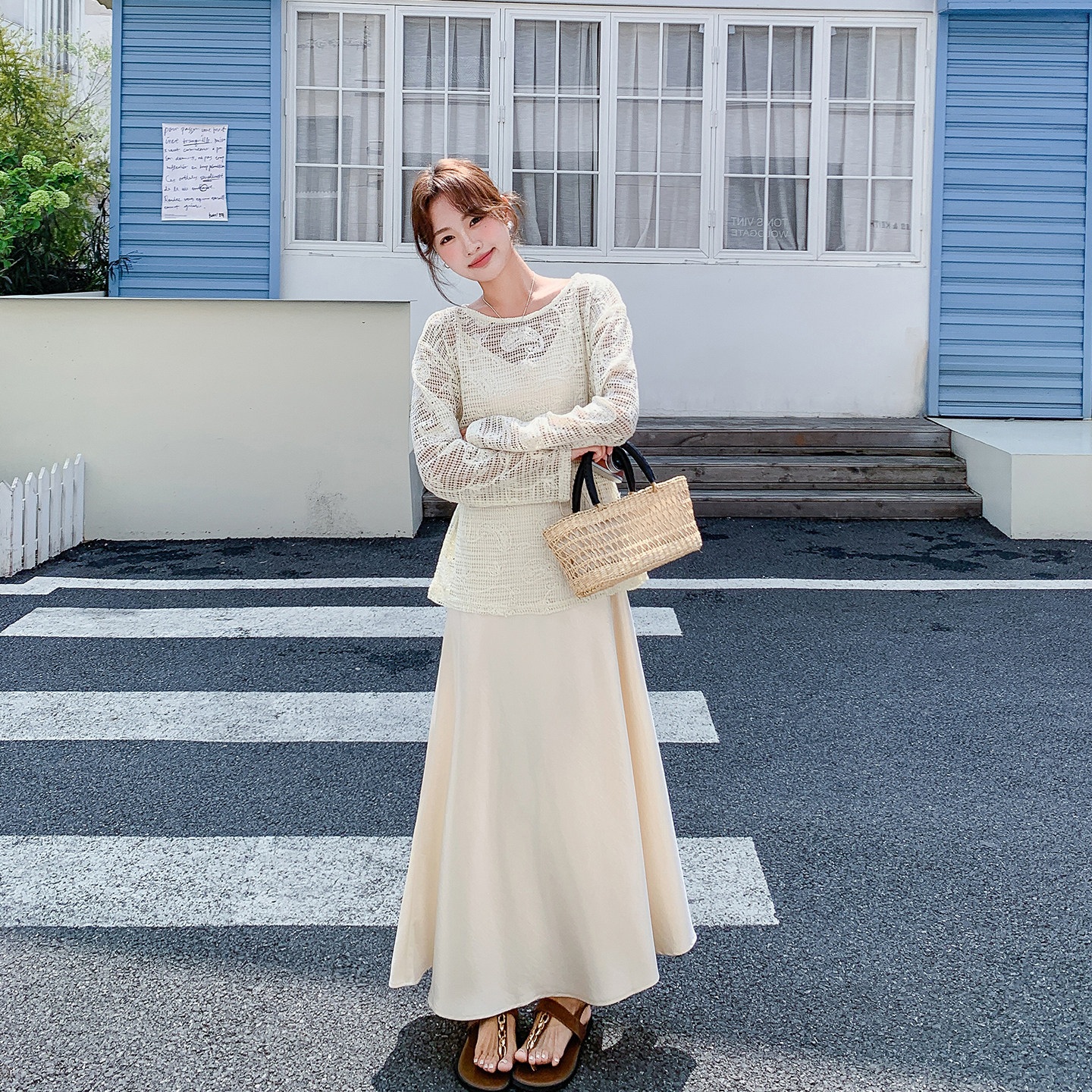 杏色缎面优雅吊带连衣裙套装女夏