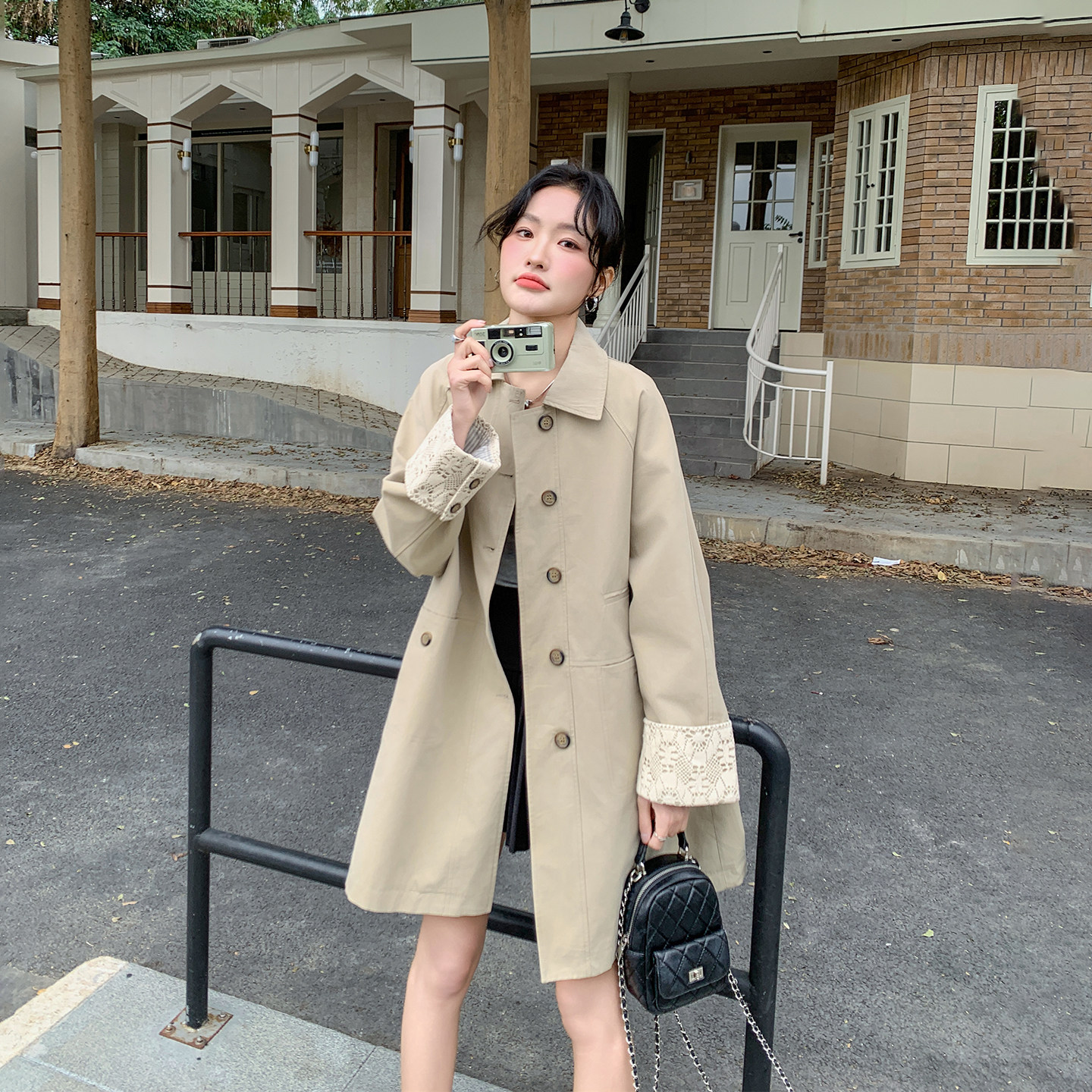 浅卡其绣花袖口中长款风衣外套女