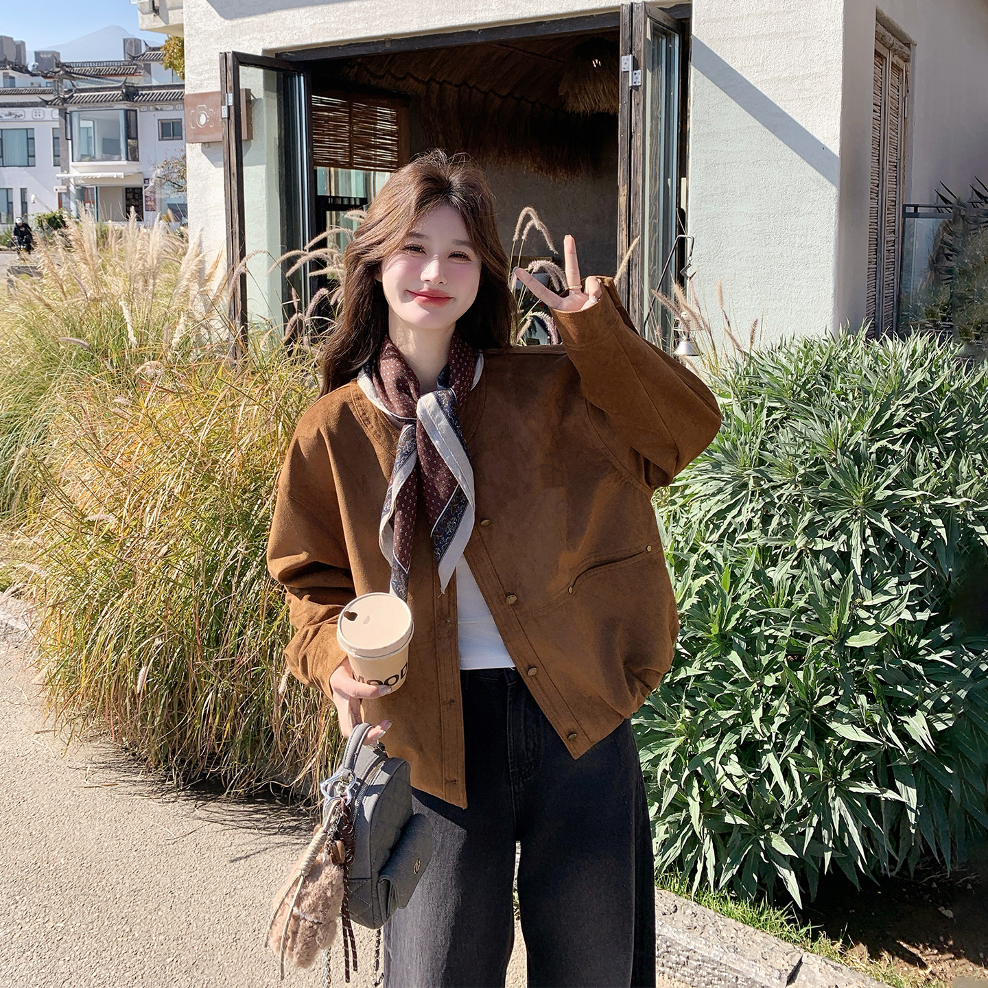 咖色麂皮绒复古短款外套女春季2026新款流行爆款小个子配丝巾夹克