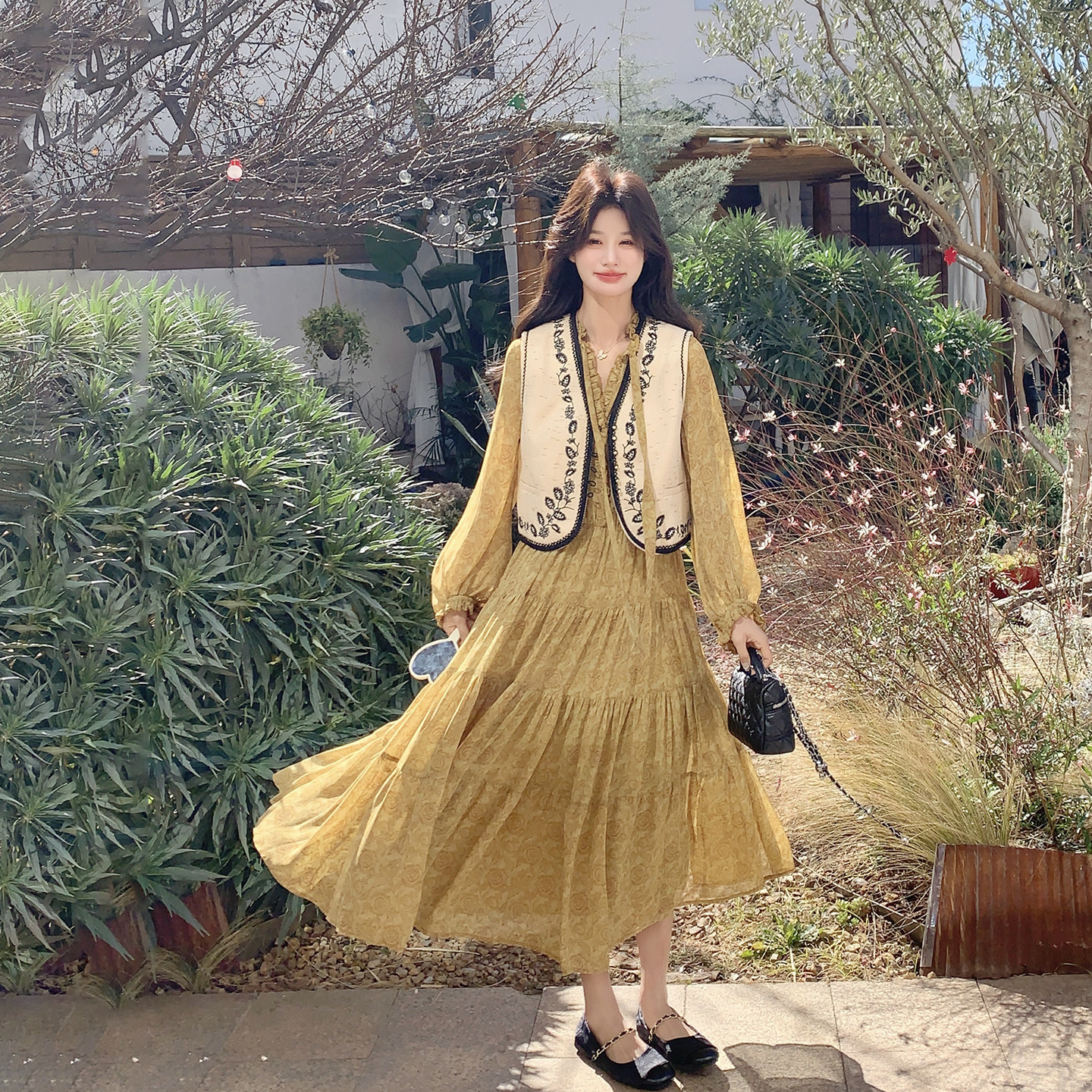法式巨好看气质碎花黄色连衣裙套装女春季2026新款绣花马甲两件套