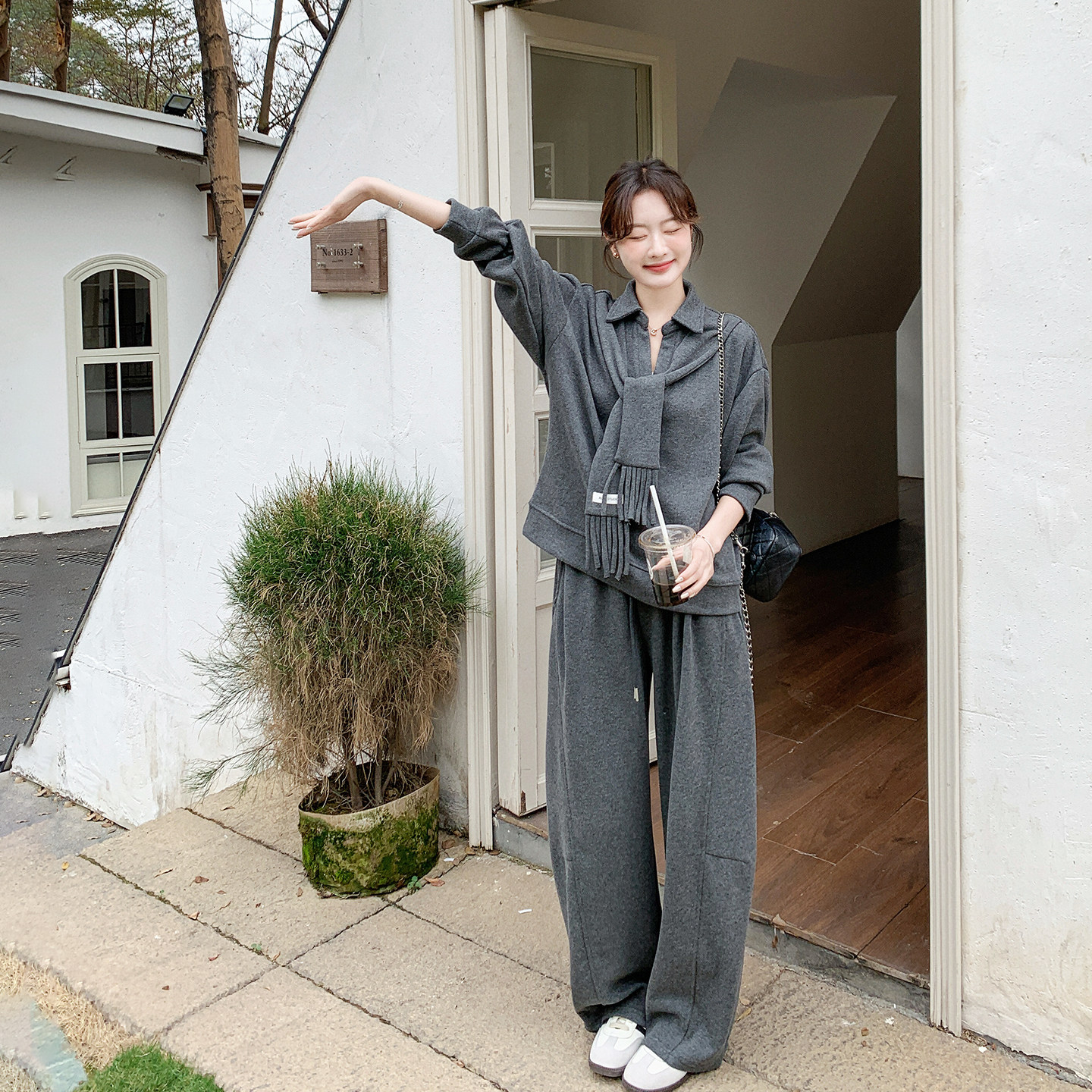 减龄超火围巾深灰色卫衣套装女春季2026新款ootd穿搭阔腿裤两件套