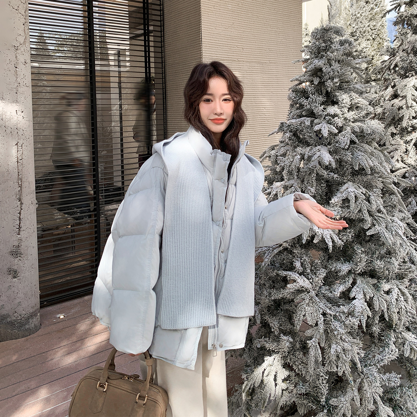针织围巾连帽浅蓝色羽绒服女冬季2025新款豆腐块中长款白鸭绒外套