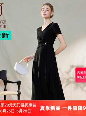 经典故事别致小众V领黑色连衣裙女夏季2026新款设计感百褶小黑裙