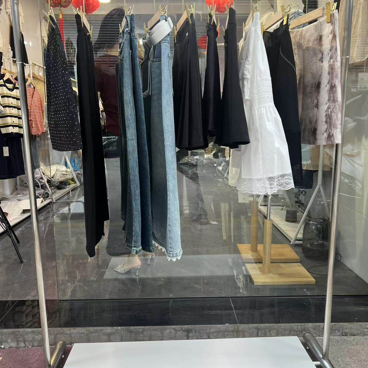 服装店直播展示新款不锈钢拉丝银挂衣架落地带置物板女装店中岛架