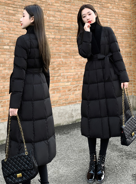 黑色拼接v领过膝外套系带2025新款女装冬季修身收腰长款羽绒服女