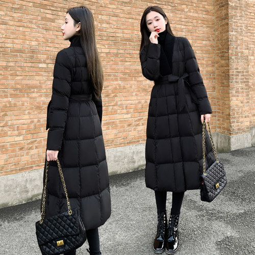 黑色拼接v领过膝外套系带2025新款女装冬季修身收腰长款羽绒服女