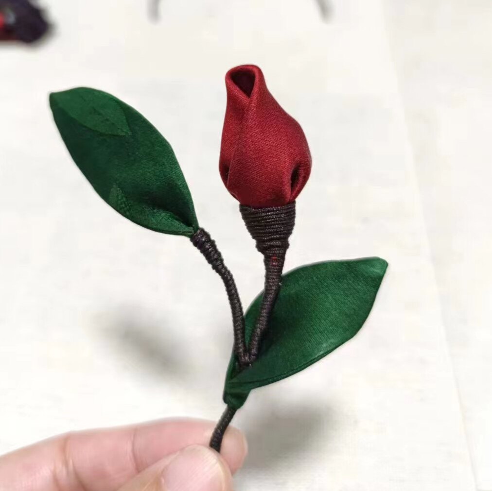 真丝桑蚕丝香云纱手工胸针红色喜庆国风配饰高定原创设计花苞胸花