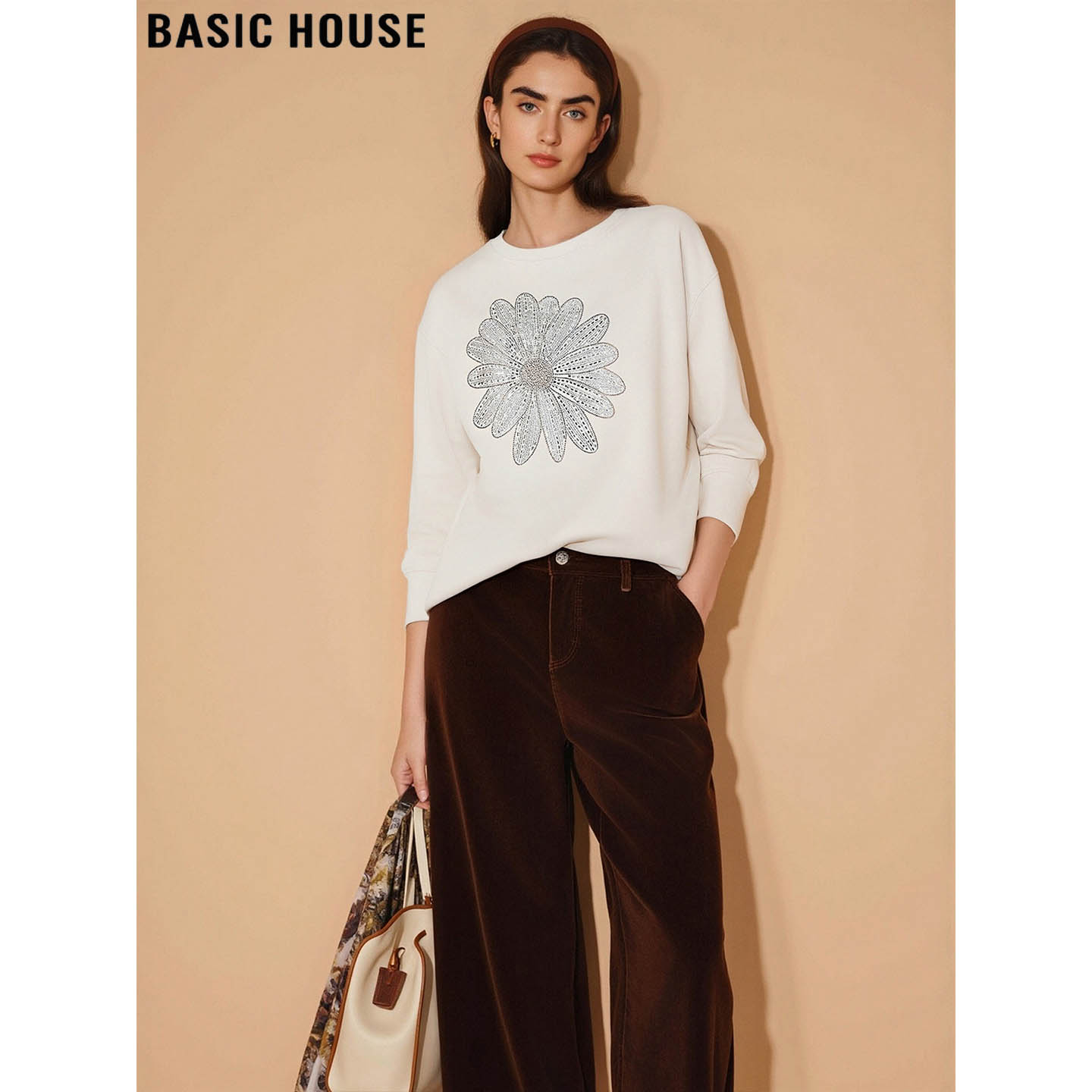 百家好慵懒风杏色烫钻圆领卫衣女