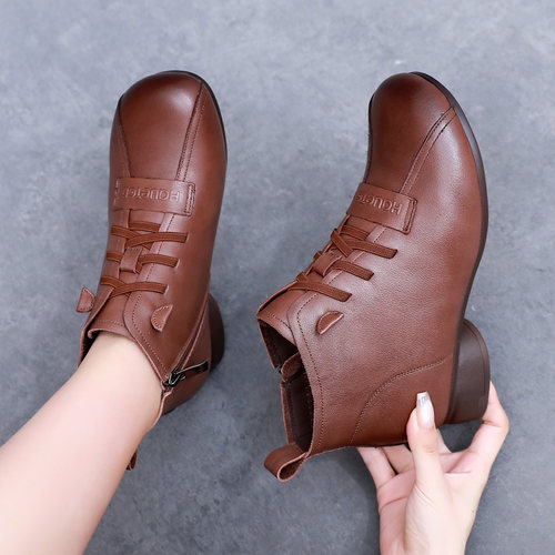 舒适真皮妈妈鞋软底短靴女士秋冬新款皮鞋中老年人鞋子加绒马丁靴