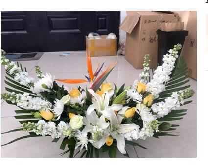 灵堂摆放花 鲜花 月牙形插花 悼念祭奠桌子上摆放花 追思怀念鲜花