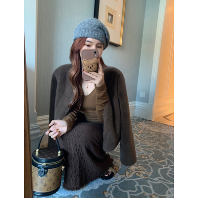 吴大笑短款仿皮草外套显瘦V领