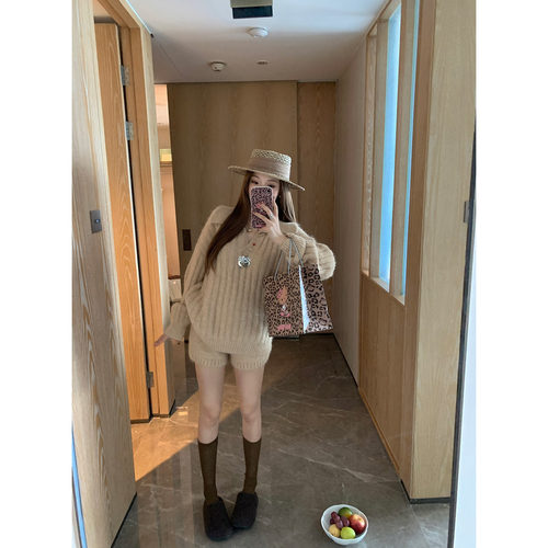 （吴大笑）布鲁日假期～毛绒绒软糯保暖百搭翻领上衣+裤子套装女