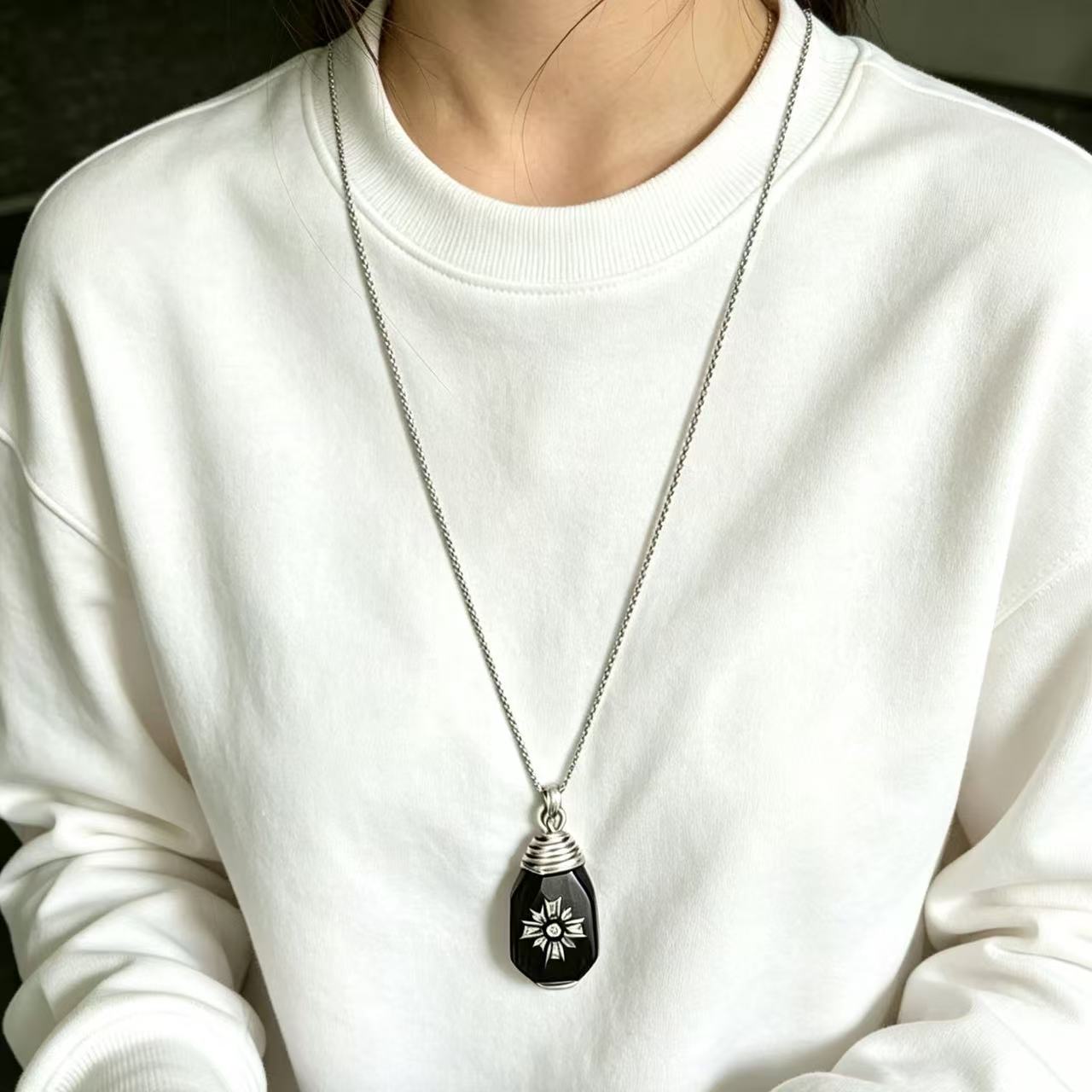 新中式黑色立体几何木头十字架吊坠项链女小众设计感长款毛衣链潮