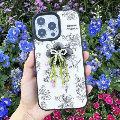 TRstudio原创设计小花朵流苏串珠皮质全包花朵手机壳黑白软壳适用于iphone15promax14pro13少女心可爱手作壳