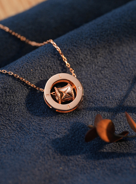 镀18k玫瑰金圆环字母镶钻项链