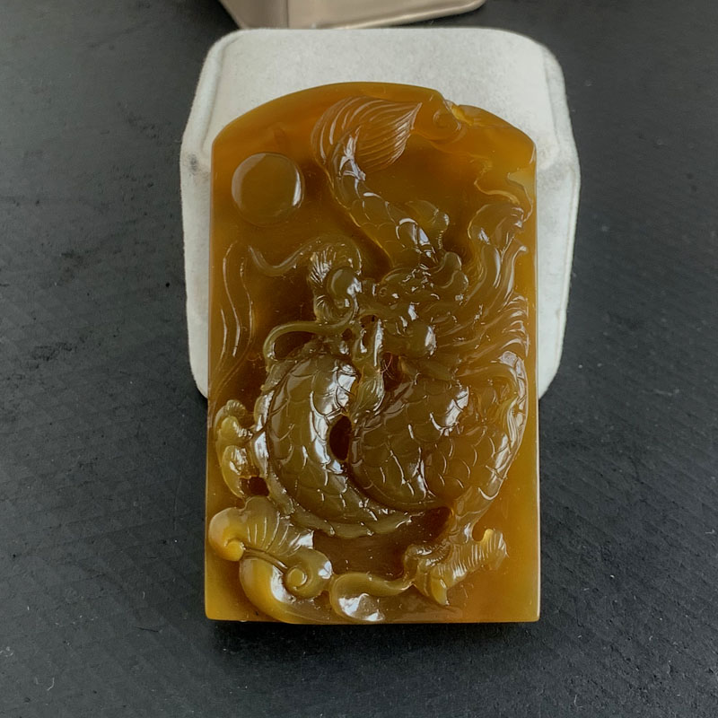 天然巴西玛瑙雕刻龙牌吊坠项坠