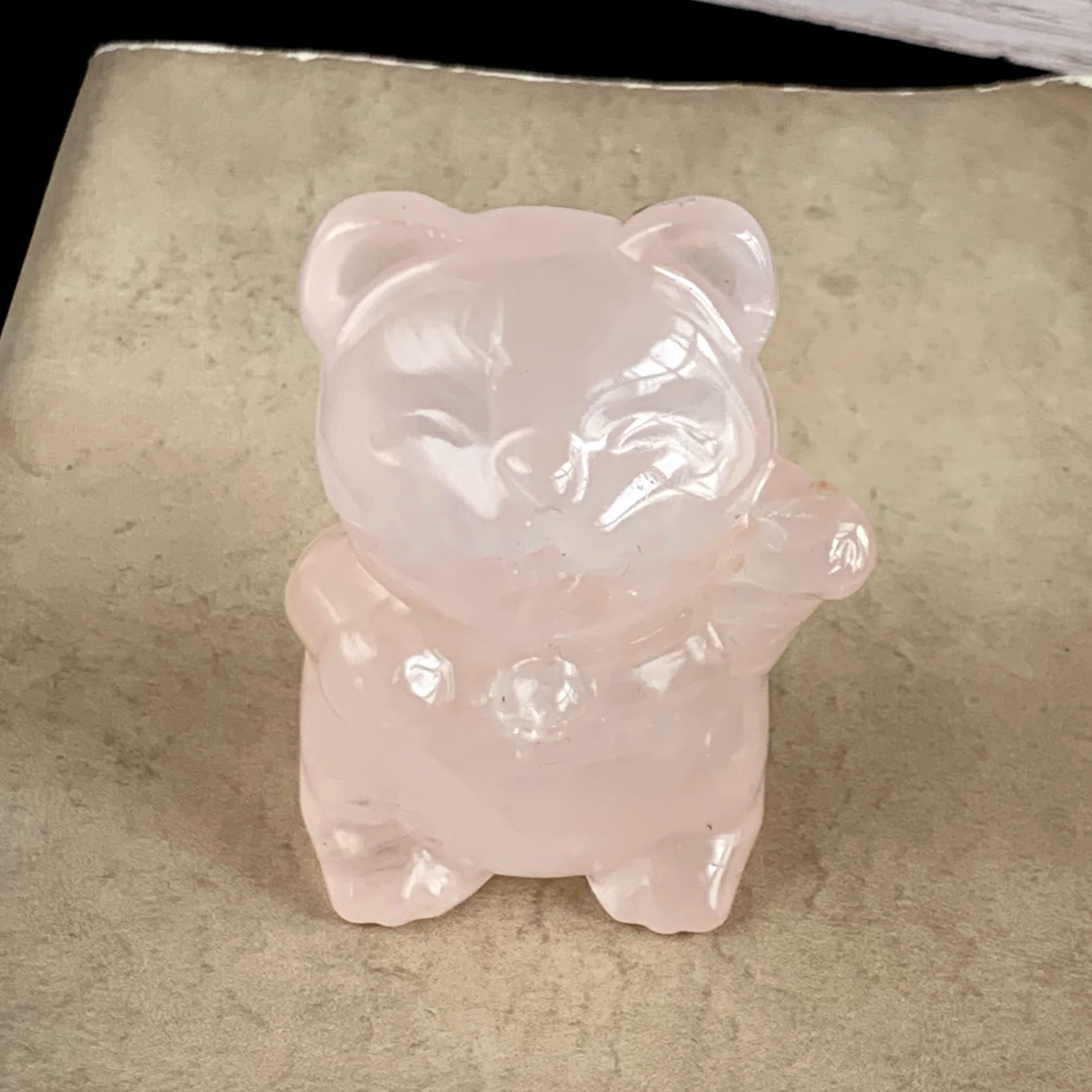天然粉水晶雕刻招财猫摆件