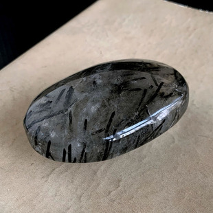 水玉冰魄天然黑发晶原石把玩水晶手把随形扁片手握石顺发黑碧玺发