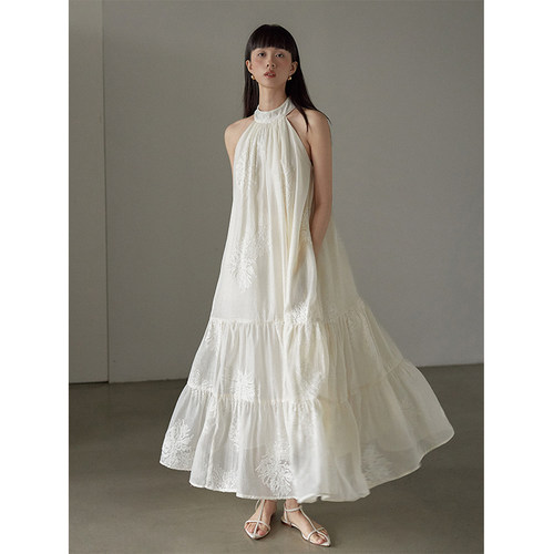 法式大摆刺绣挂脖连衣裙