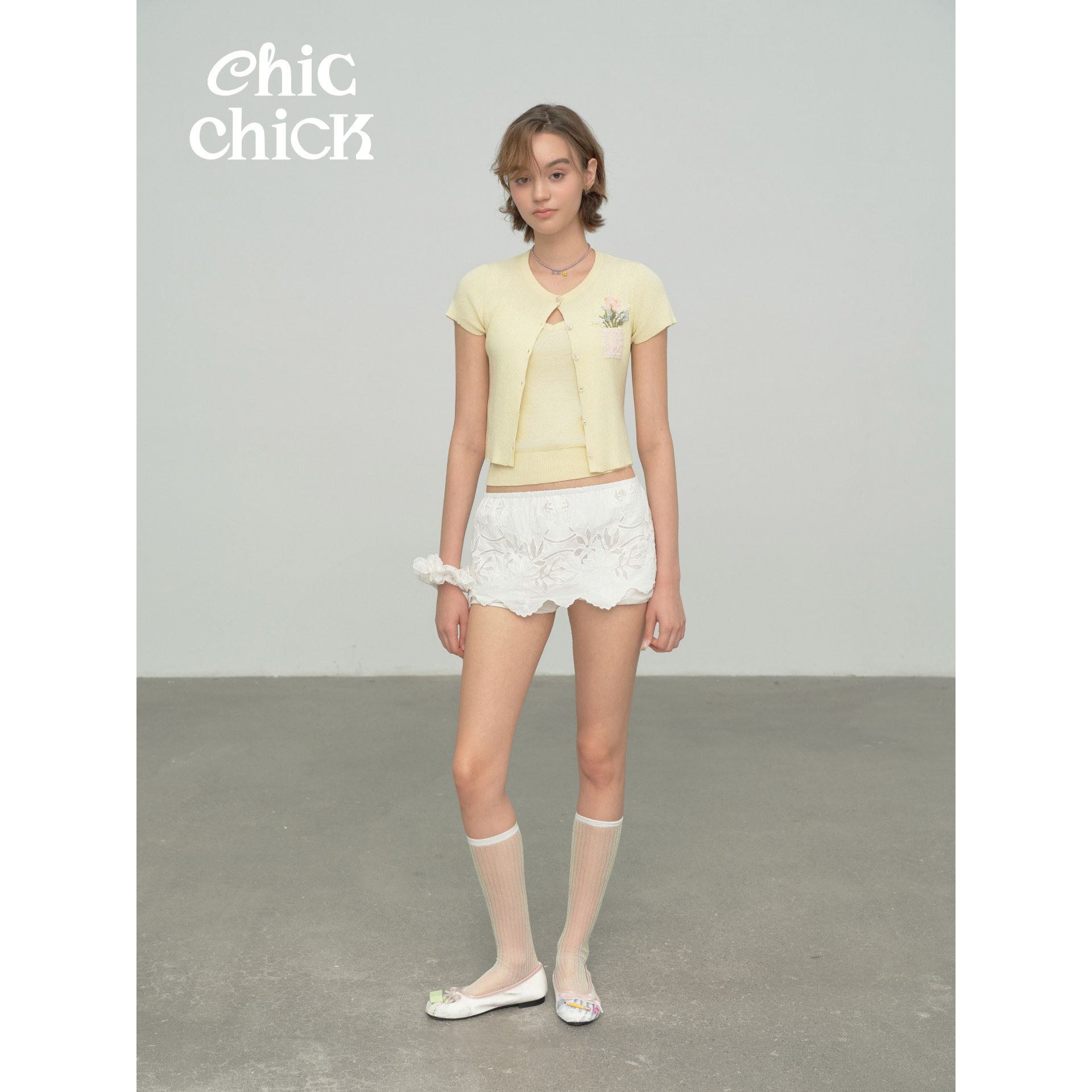ChicChick时髦小鸡 法式复古 花束刺绣奶油黄短袖开衫+吊带两件套