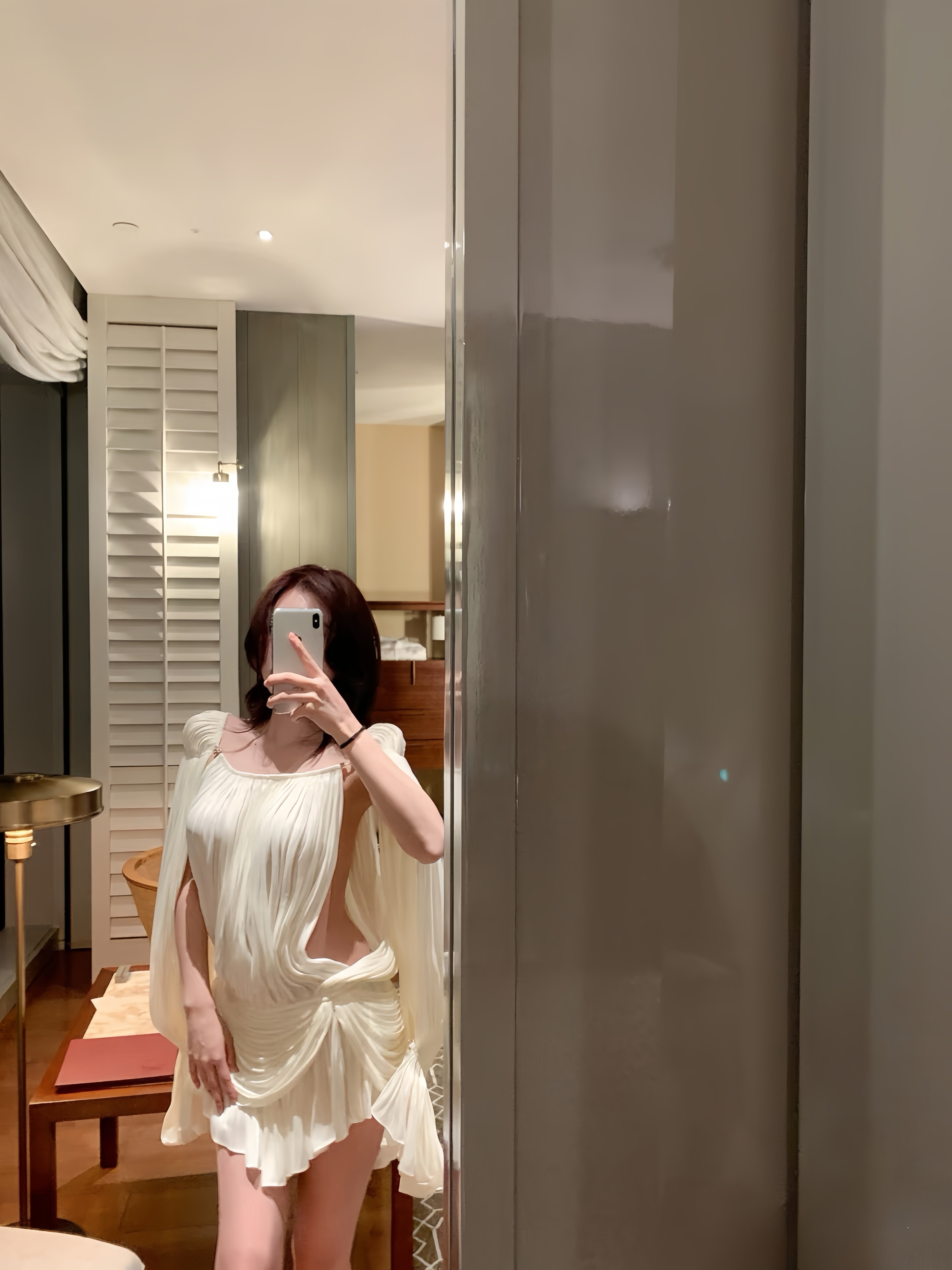 MSTO BL2026早春小众设计感奶油白压褶裙不规则露背设计连衣裙