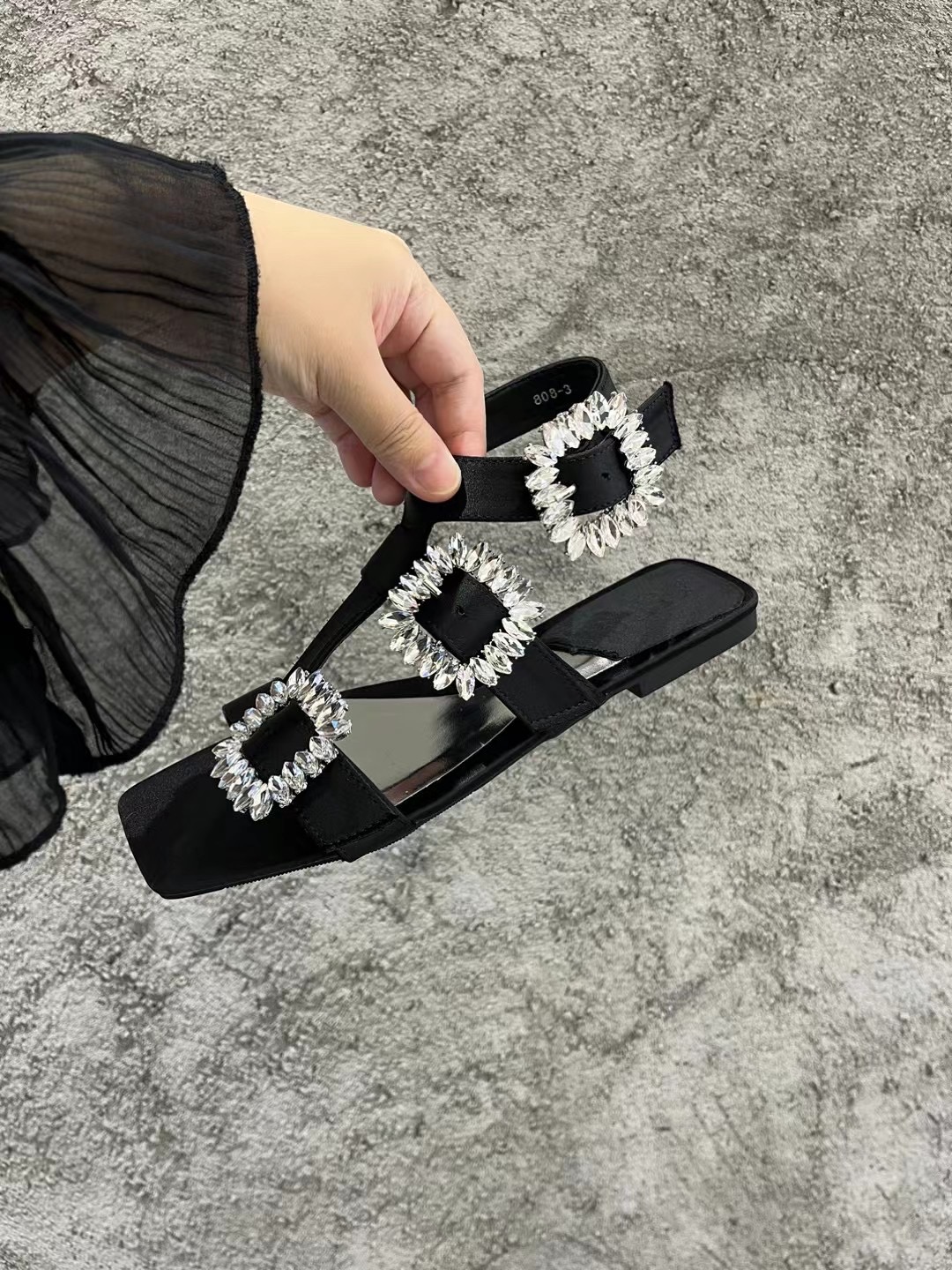 wins studio| 夏季度假沙滩韩版平底露趾水钻软底一字扣凉鞋银色