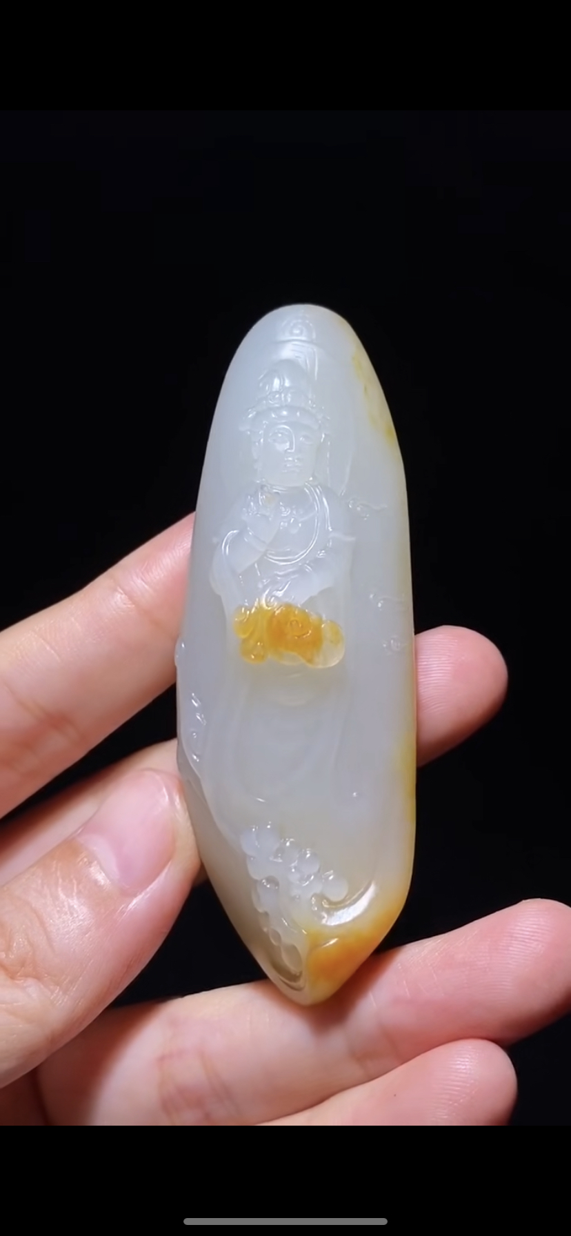 新疆和田玉籽料观音菩萨独籽雕刻 金皮巧雕玉质油润 76×32×25mm