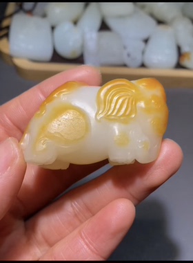 精品新疆和田玉籽料 封侯拜相 黄沁带玉种 皮色巧雕 31×50×22mm