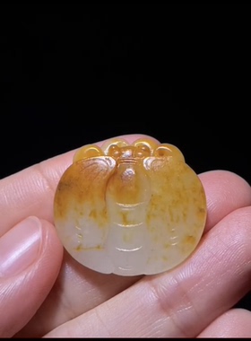 精品新疆和田籽料 甜蜜蜜 蜜蜂 满沁皮巧雕 玉质油润 28×26×8mm